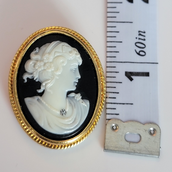 AVON cameo pendant / brooch - Picture 1 of 6